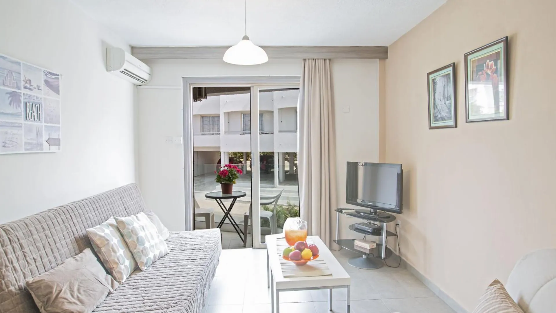 Helle Ferienwohnung Mit Balkon Ajía Nápa